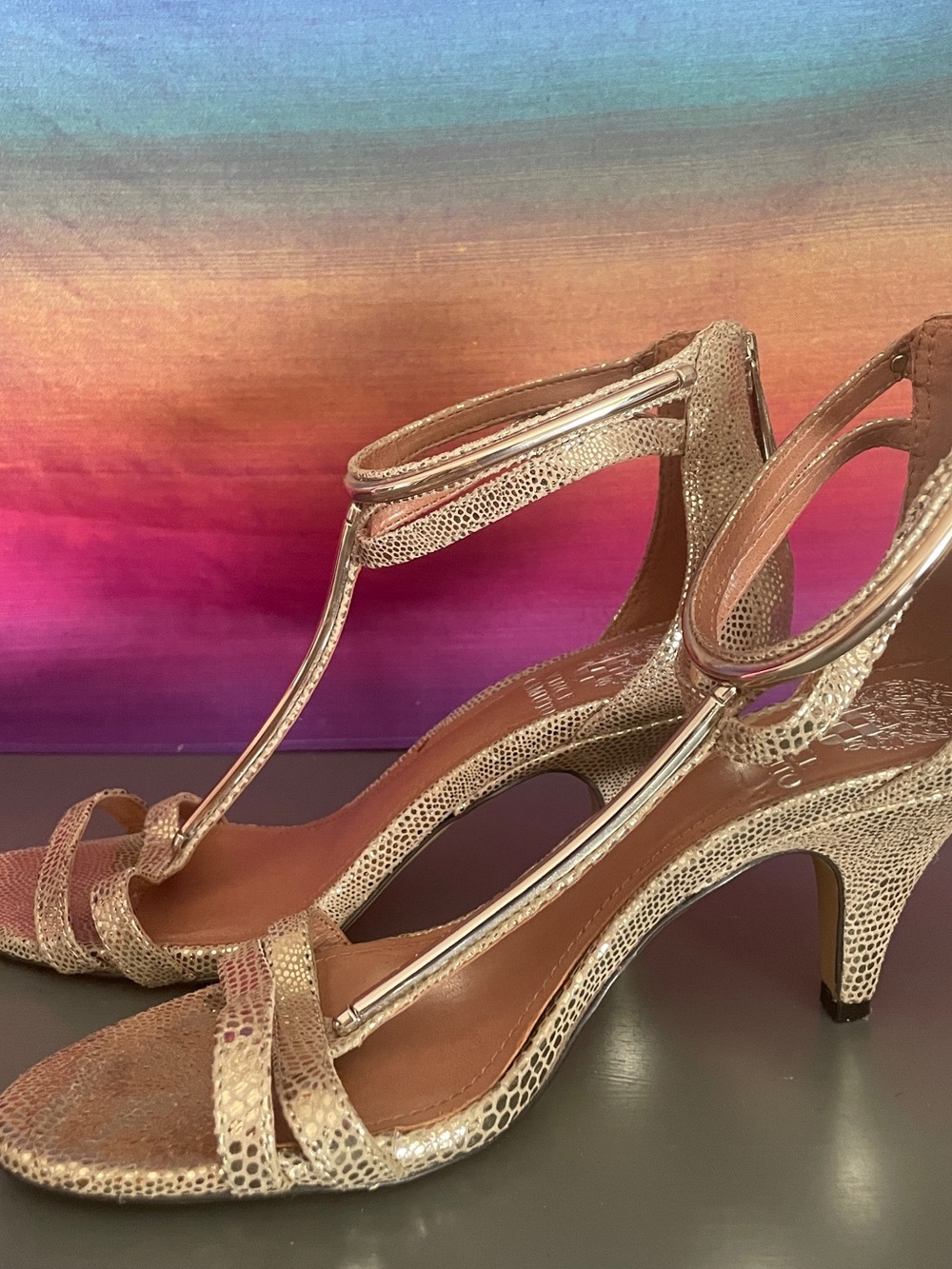 Vince Camuto Mitzi Metallic Gold Snakeskin T-Strap Tube Detail Sandals 6M